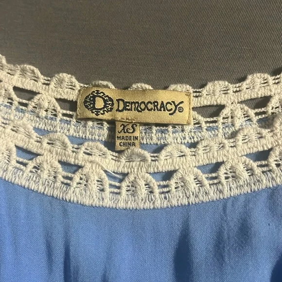 Sz XS Democracy Sky Blue Boho Embroidered Cold Shoulder Split Sleeve Shirt - Picture 3 of 4